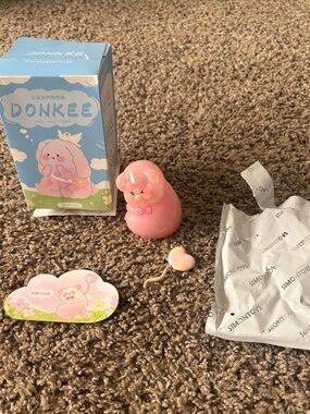 Simontoys Donkee Soft and Light Blind Box 
- Pink